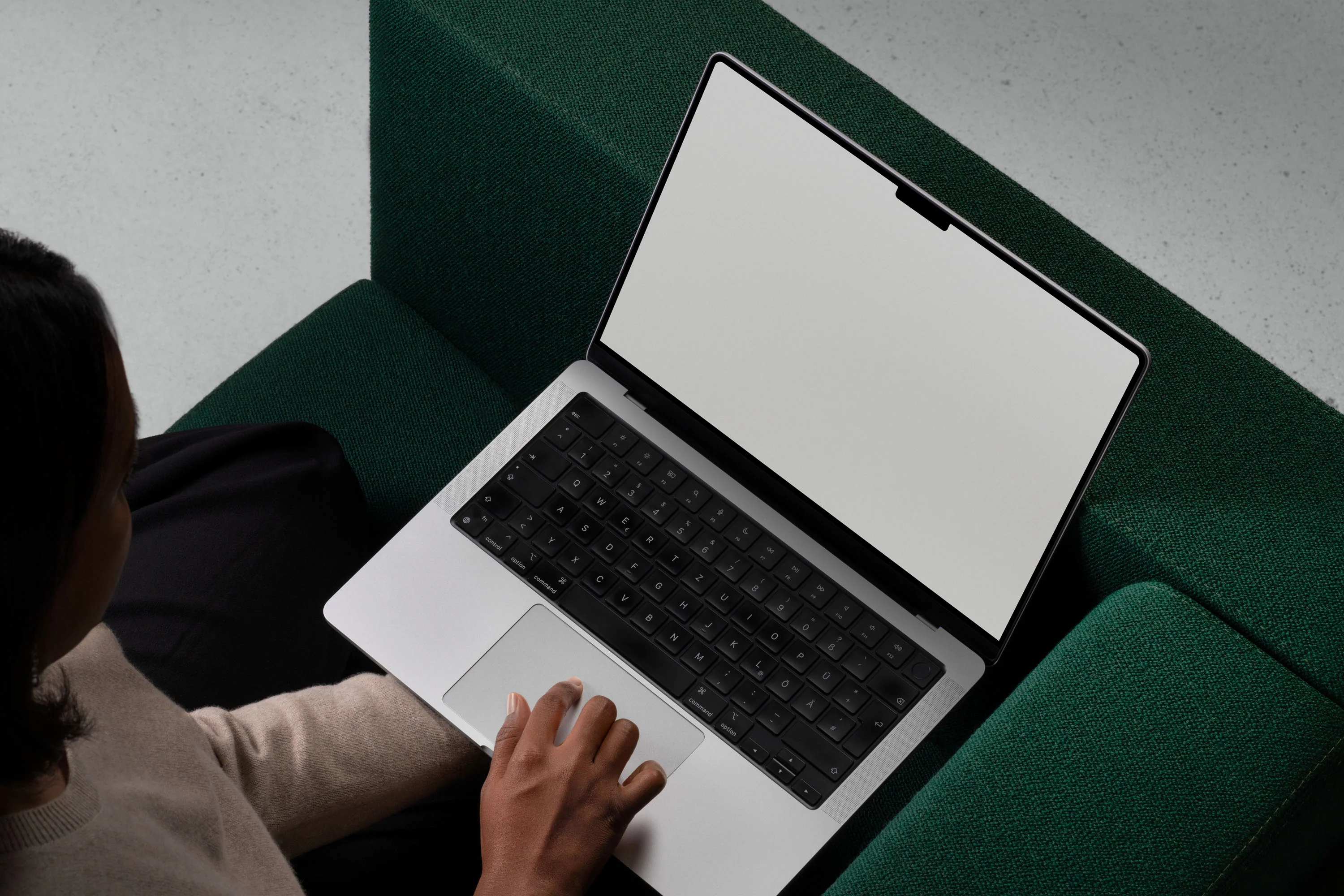 ST09 — MacBook Pro 14"