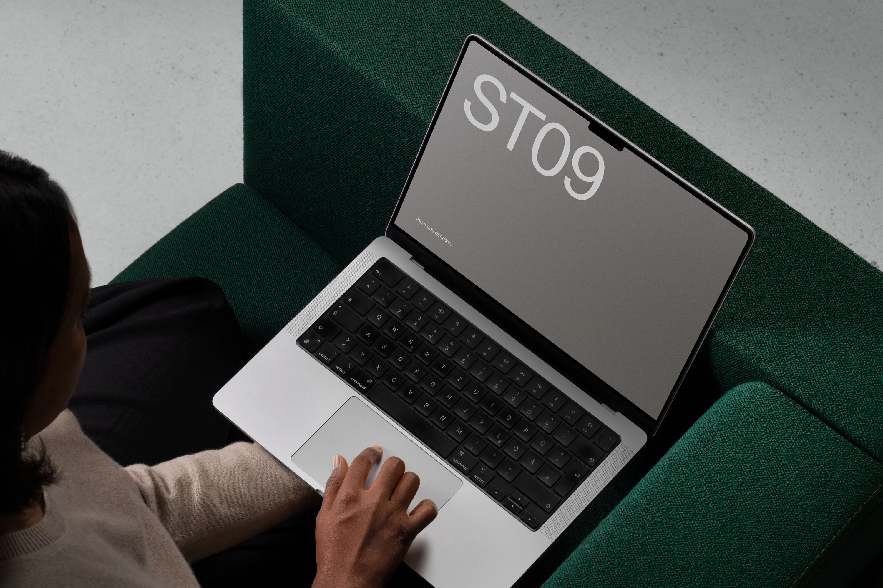 ST09 — MacBook Pro 14" - Image 2