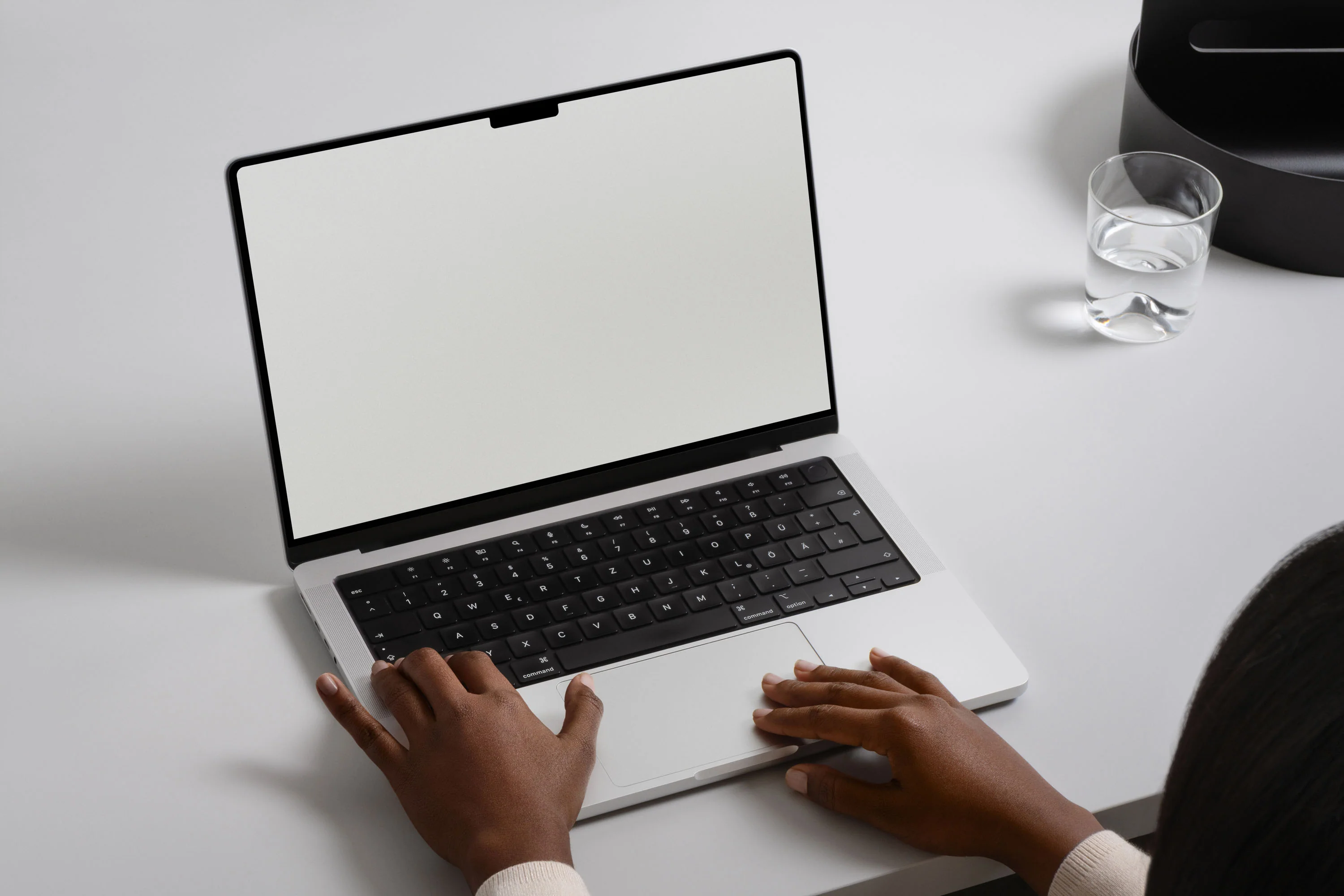 ST12 — MacBook Pro 14"